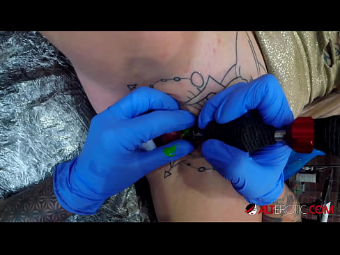 ❤️ tattooed ທີ່ສຸດ Hottie Sully Savage ໄດ້ຮັບ tattoo ສຸດ clitoris ຂອງນາງ ສະຫຼັດ ທີ່ lo.bitcoinex.top ❌️❤